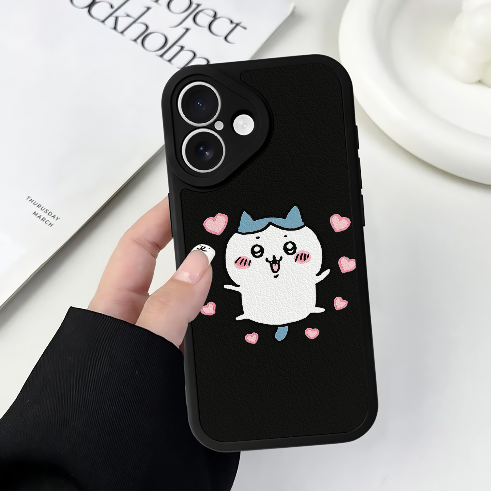 （画像用） ちいかわ ハチワレ Chii-kawa hachiware 【iPhone 16シリーズ対応】シリコンスマホケース（レザー調） 材質：シリコン